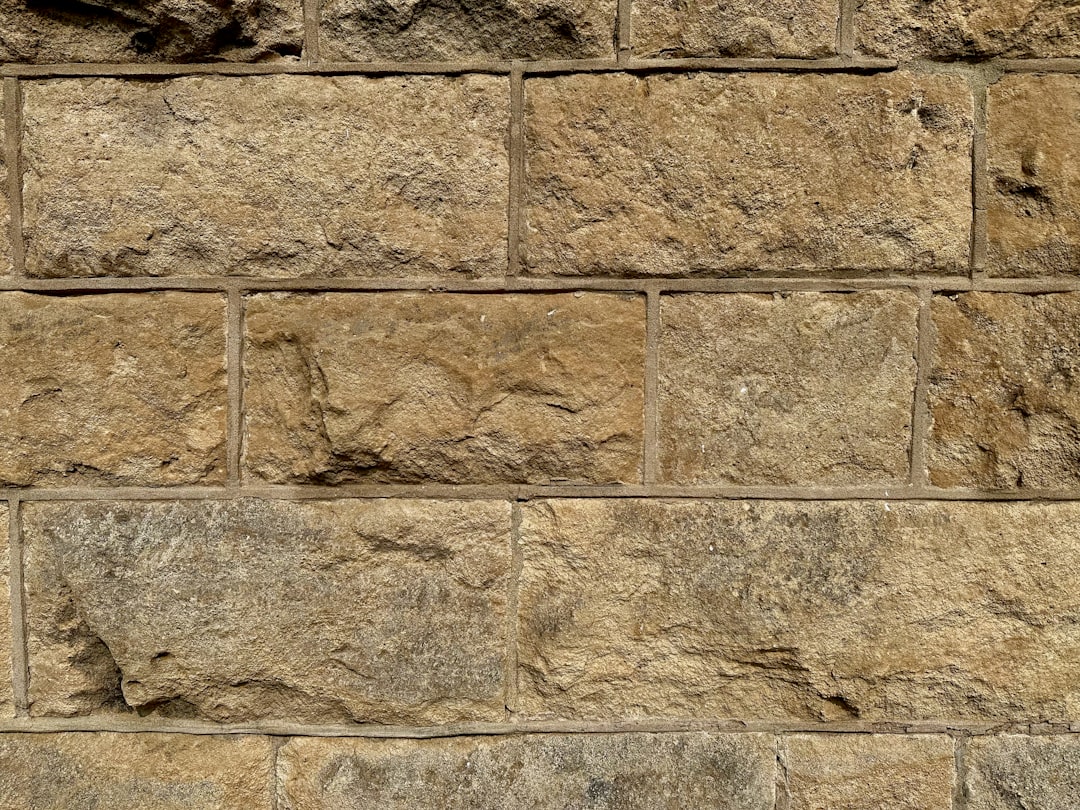 découvrez les meilleures solutions d'isolation pour murs en pierre intérieure afin d'améliorer le confort thermique de votre maison tout en préservant l'esthétique naturelle des pierres.