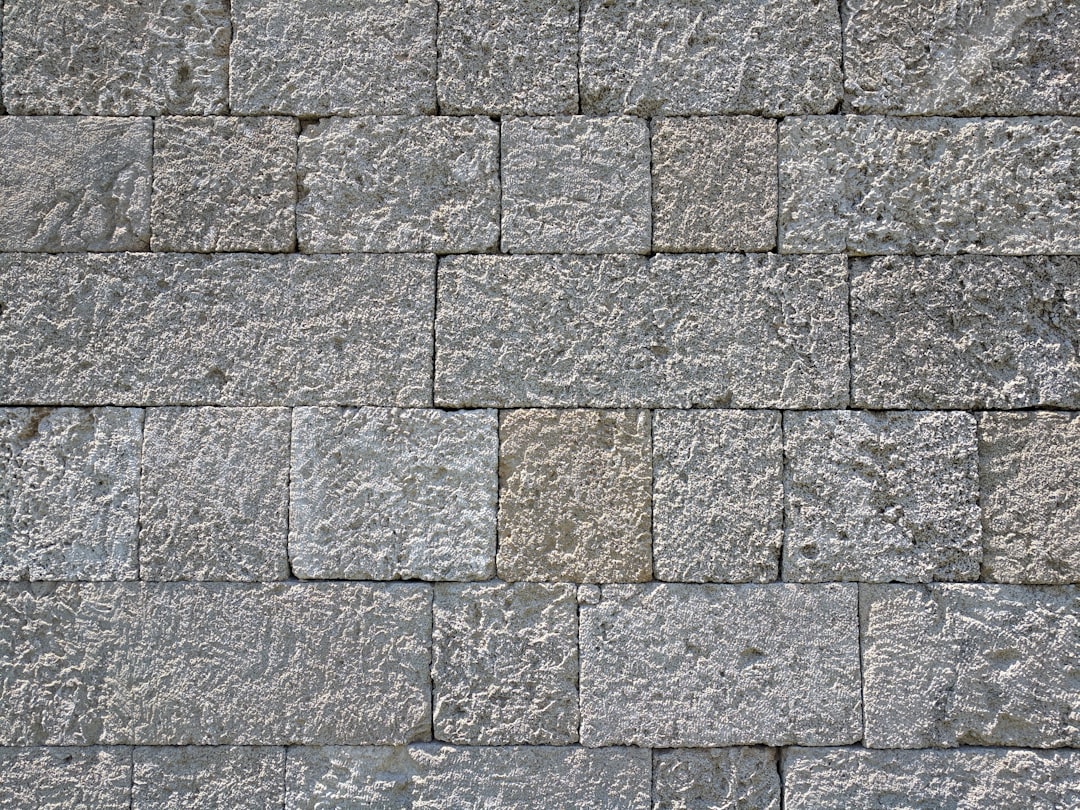 découvrez les meilleures solutions d’isolation pour murs intérieurs en pierre : améliorez le confort thermique de votre maison tout en préservant le charme authentique de la pierre. conseils, techniques et matériaux adaptés à chaque projet.